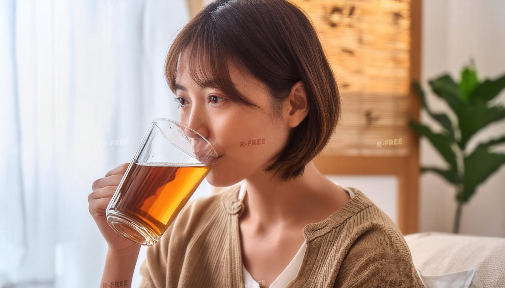 麦茶を飲む人