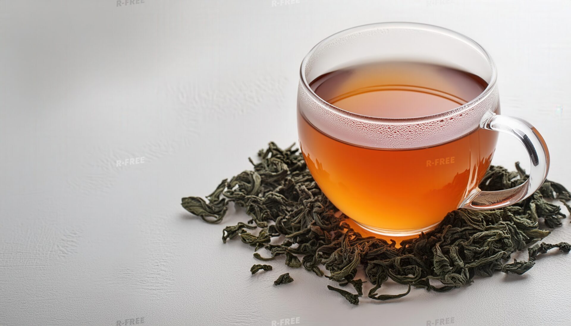 茶葉と透明カップの茶色い飲み物