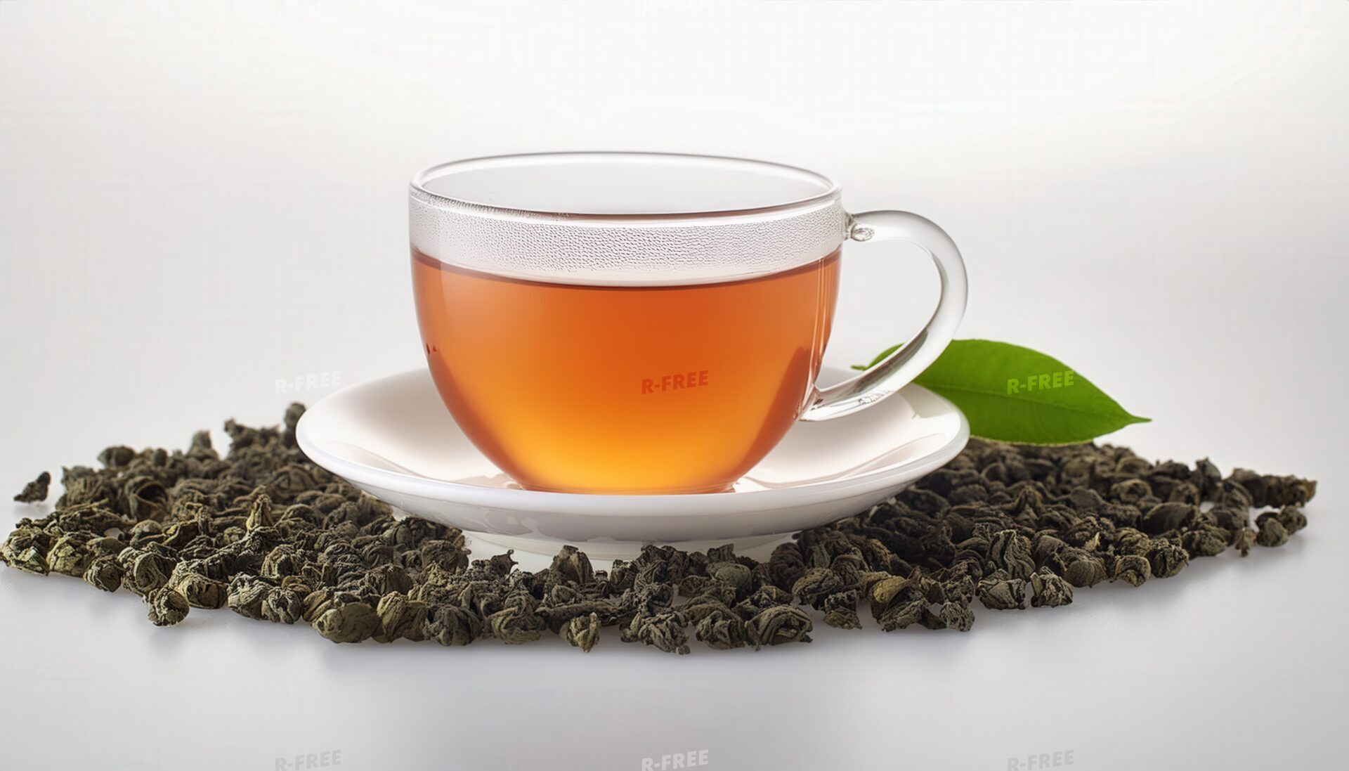 茶葉とともに置かれた透明カップの茶色い飲み物