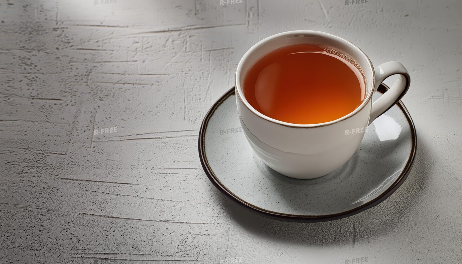 白いカップの茶色い飲み物