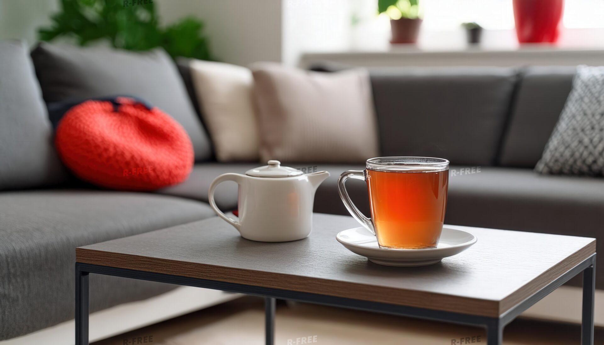 ティーポットと透明カップの茶色い飲み物があるリビング
