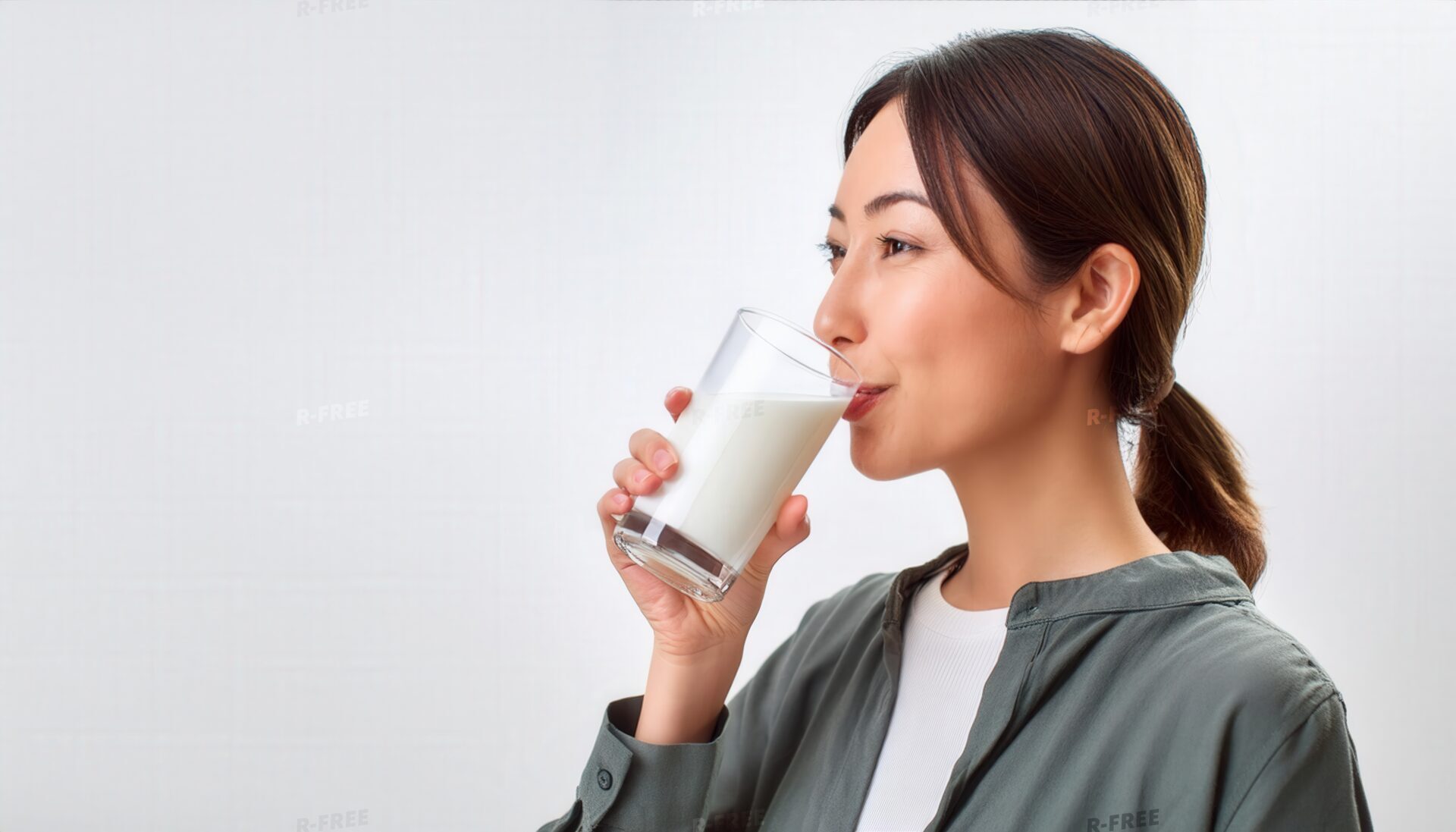 髪を束ねて牛乳を飲む穏やかな表情の女性