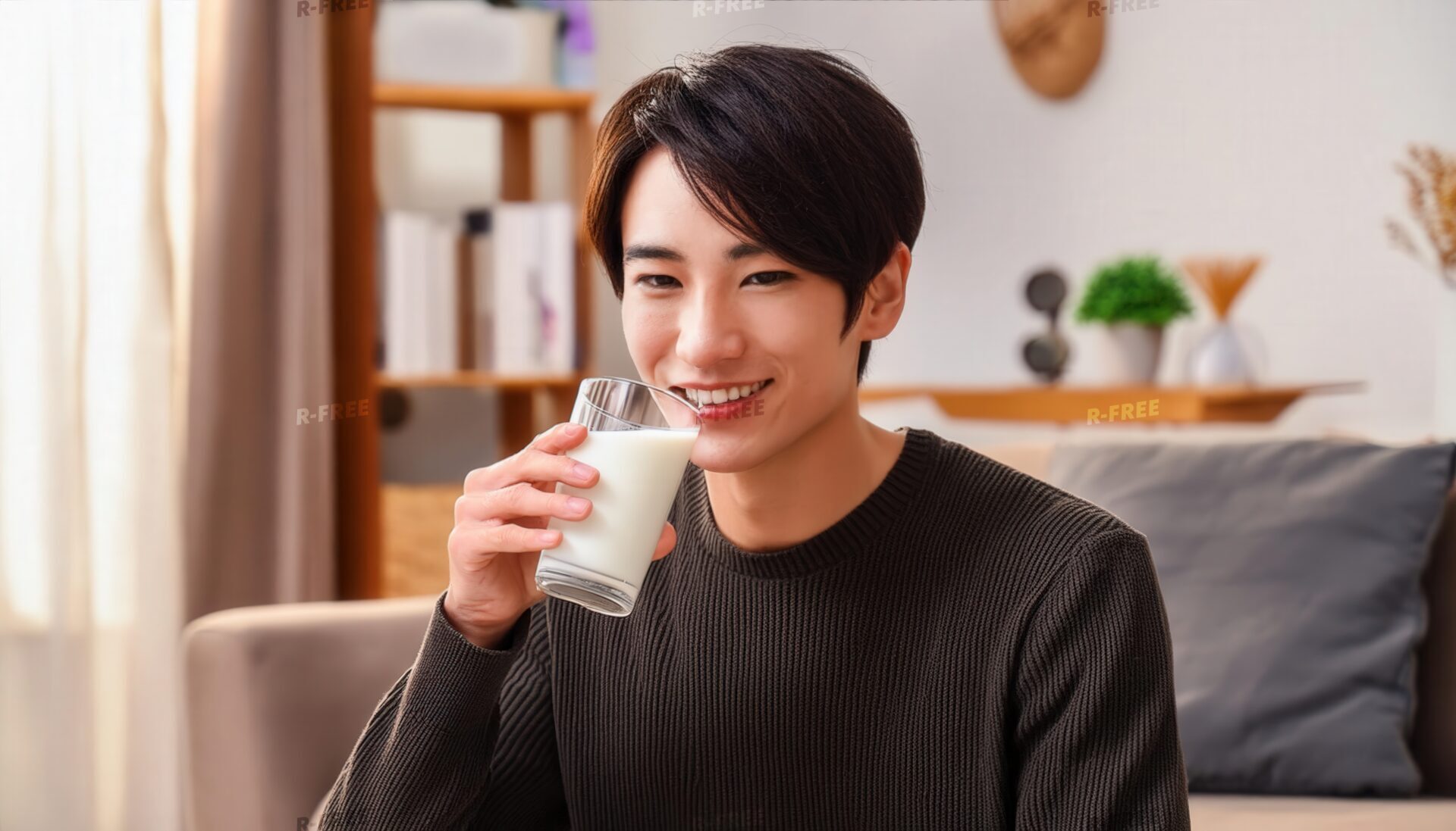 室内で牛乳を飲むダークカラーの服の大人