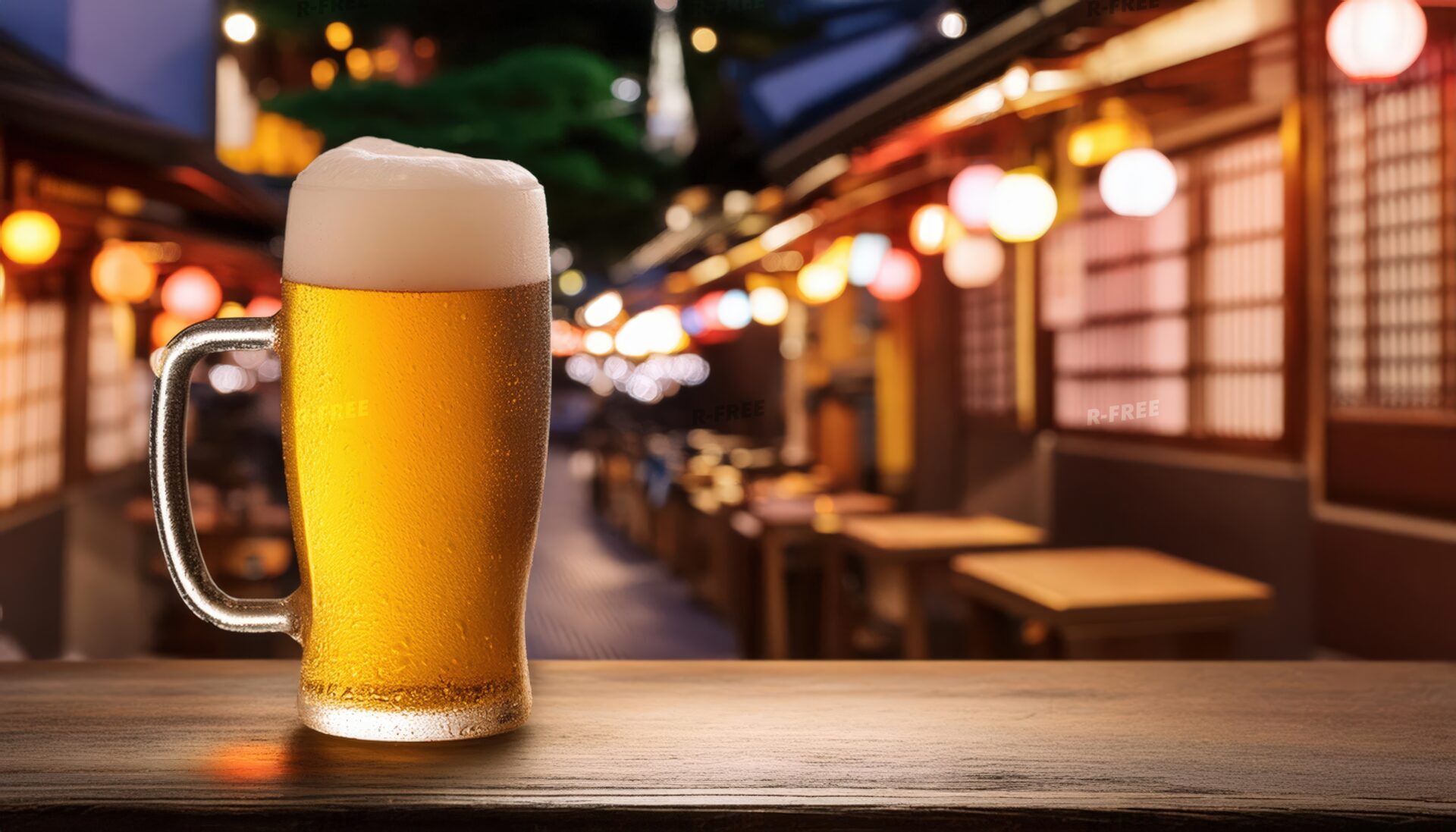 提灯が並ぶ外飲食街に置かれたビールジョッキ