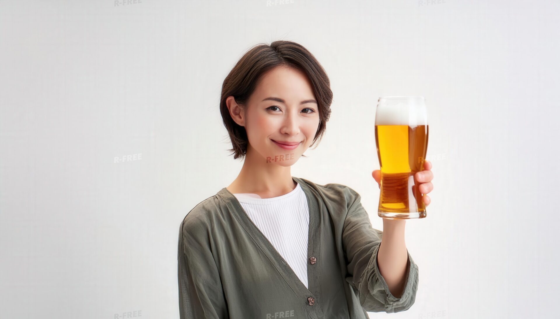 笑顔でビールを差し出す茶髪女性とカーキ色の羽織