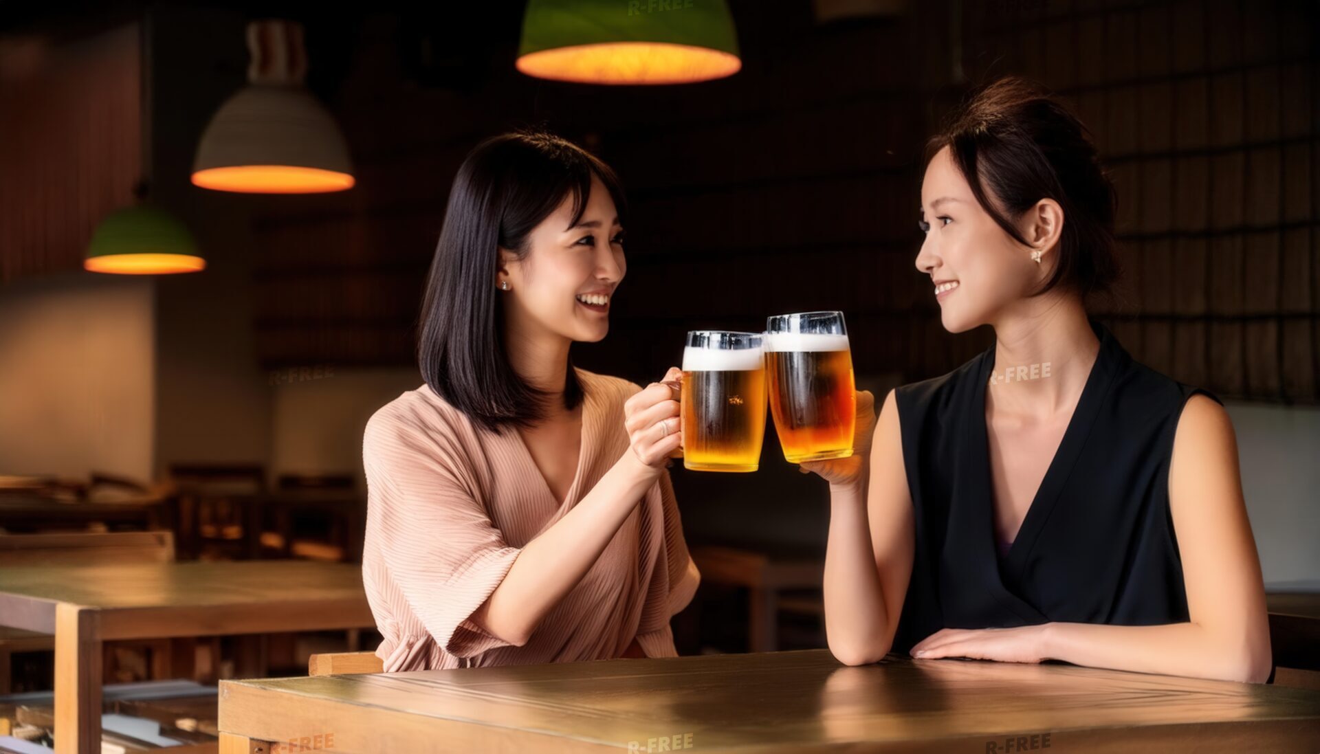 暖色照明の居酒屋で向かい合い乾杯するボブとまとめ髪の女性