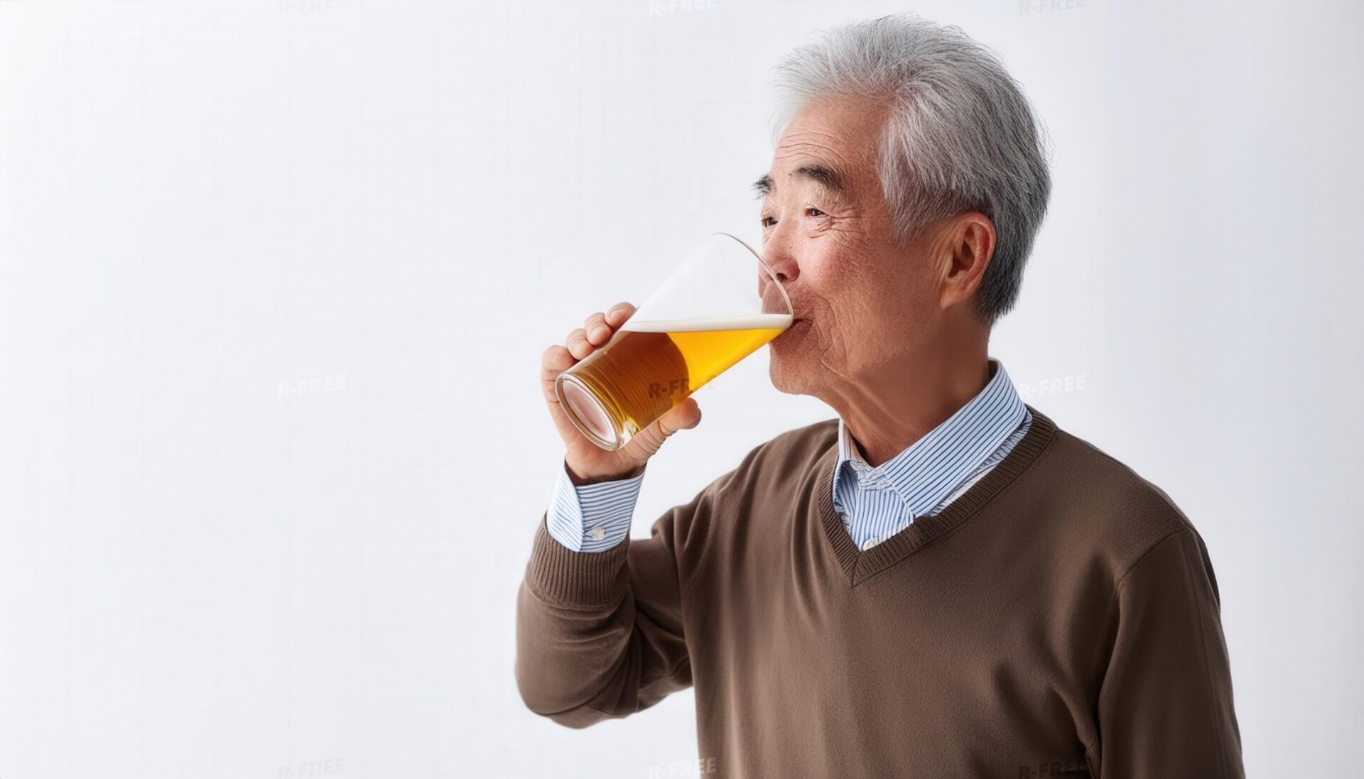白背景でビールを飲むシニア男性