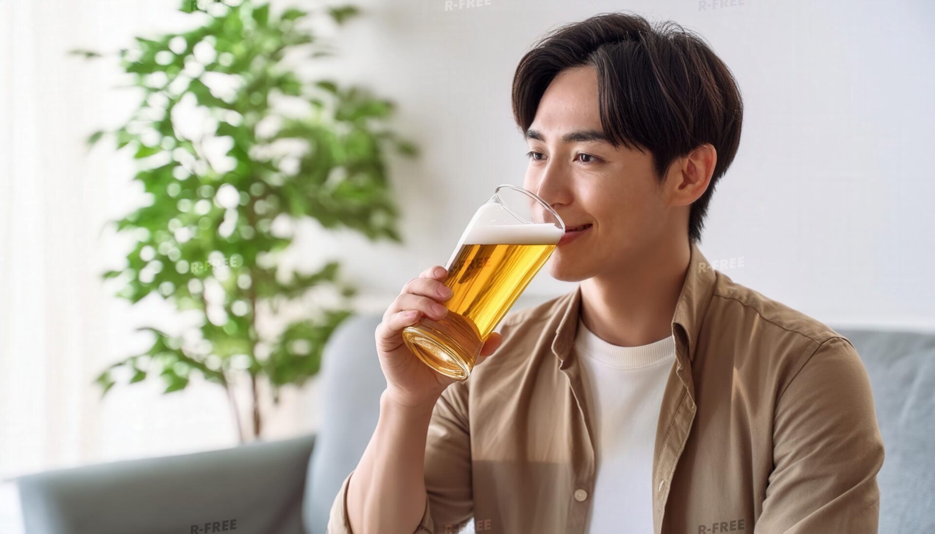 グラスビールを楽しむ人