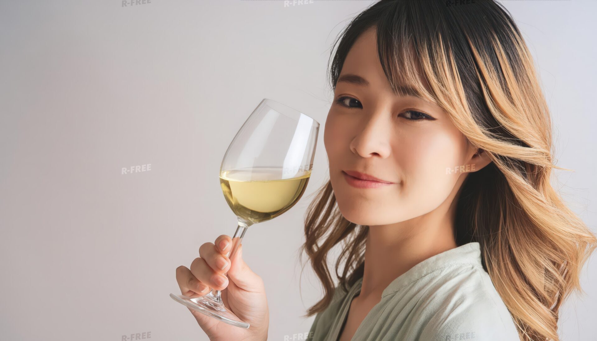 白背景で白ワインを見つめる人