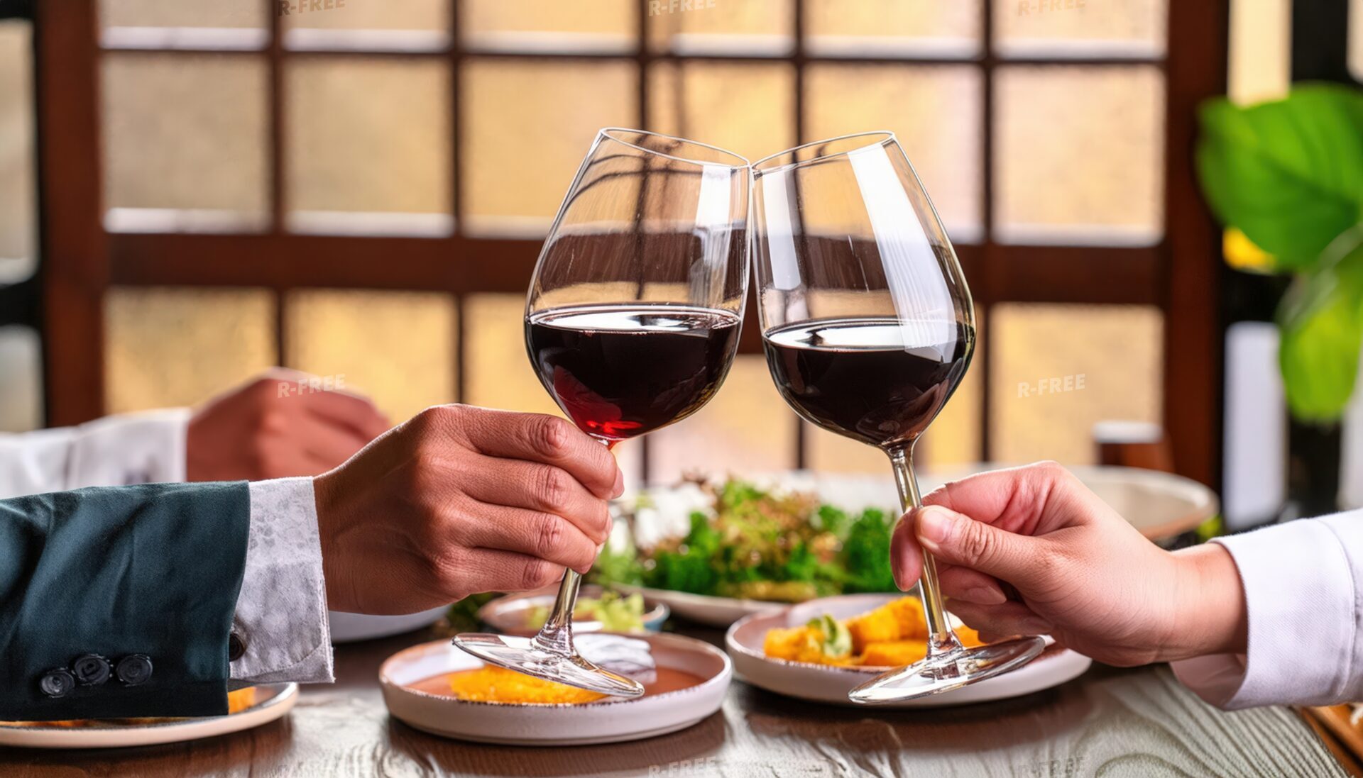 和風のレストランで赤ワインを乾杯する手元