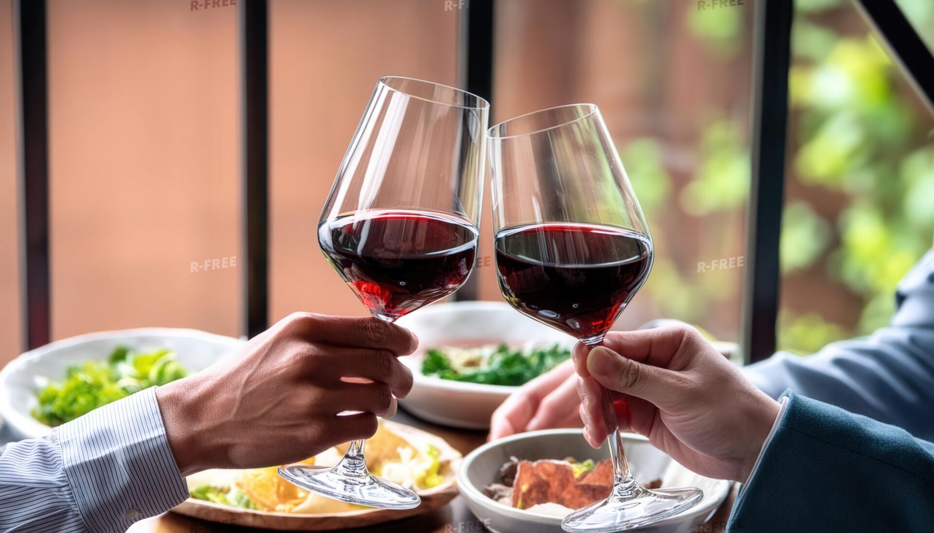 テーブル越しに赤ワインを乾杯する二人
