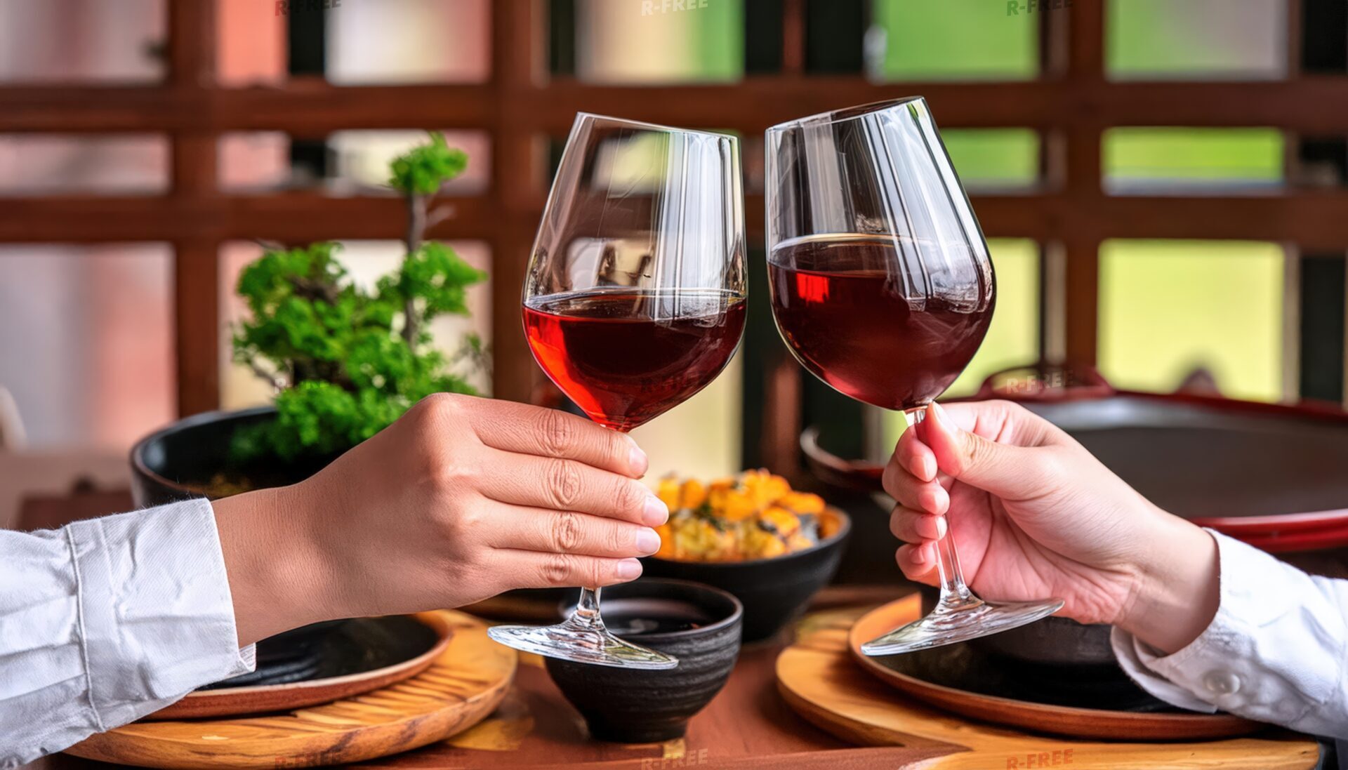 赤ワインで乾杯する二人の手元