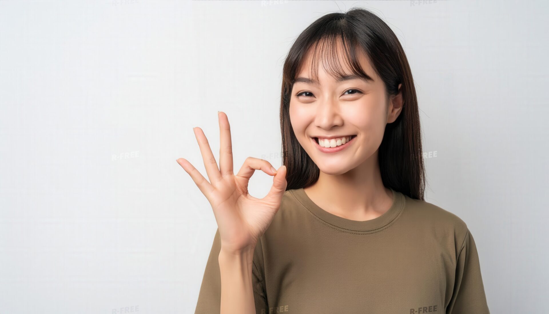 白背景でOKサインをする人物（ロングヘア）