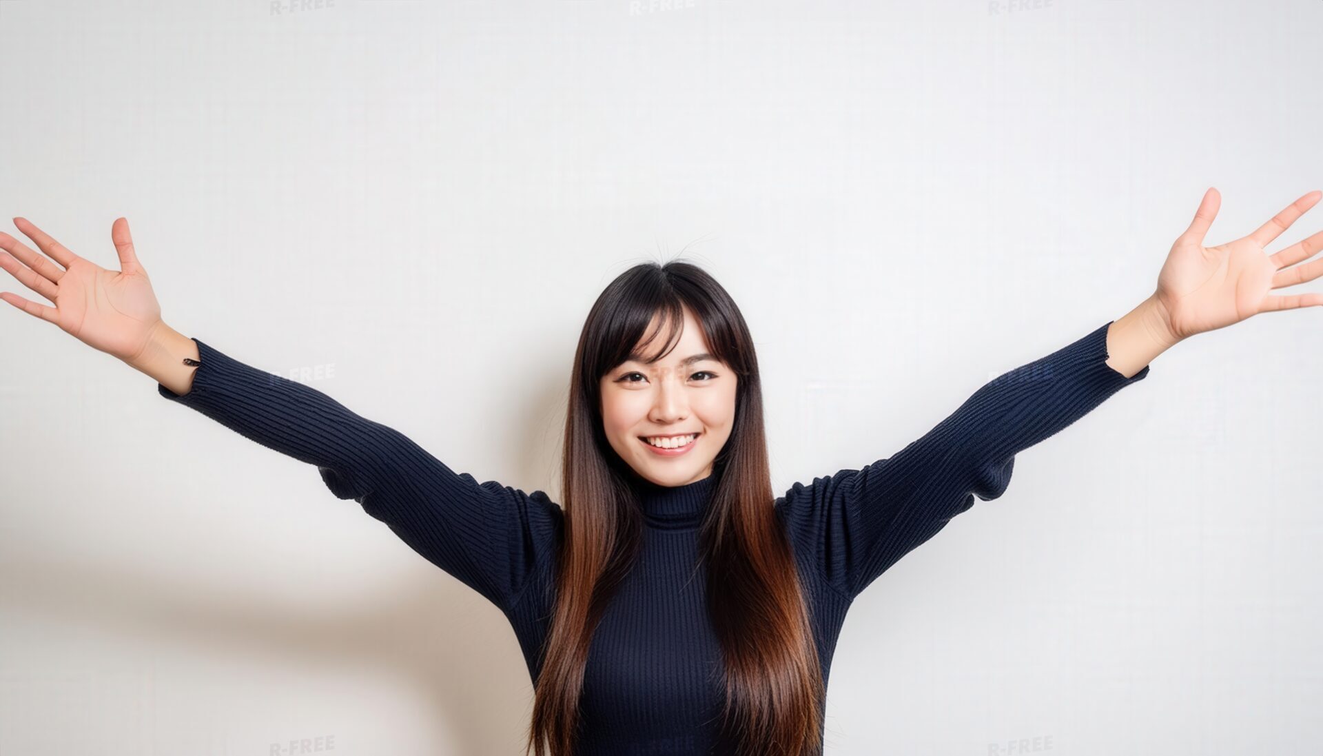 白背景で両腕を広げる笑顔の若い女性