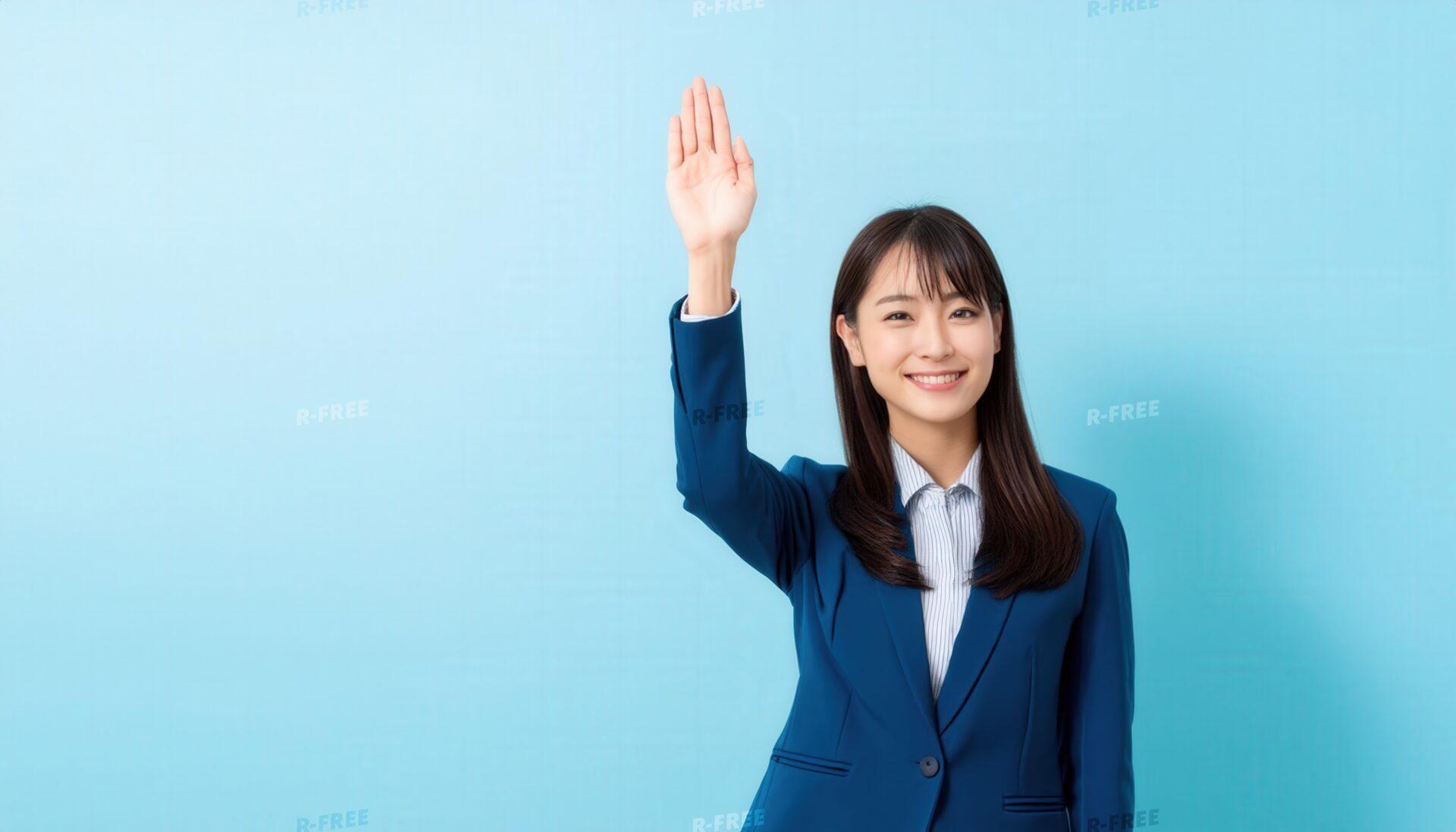 ブルーのスーツで手を上げる人