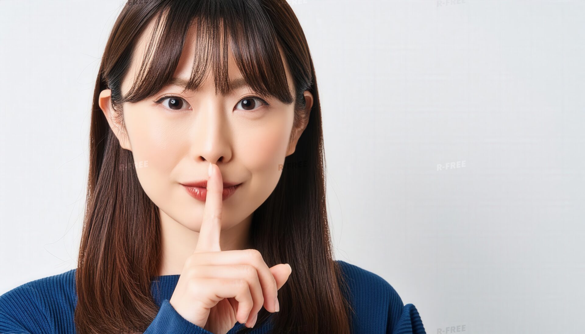 カメラ目線でシーのポーズをとる人