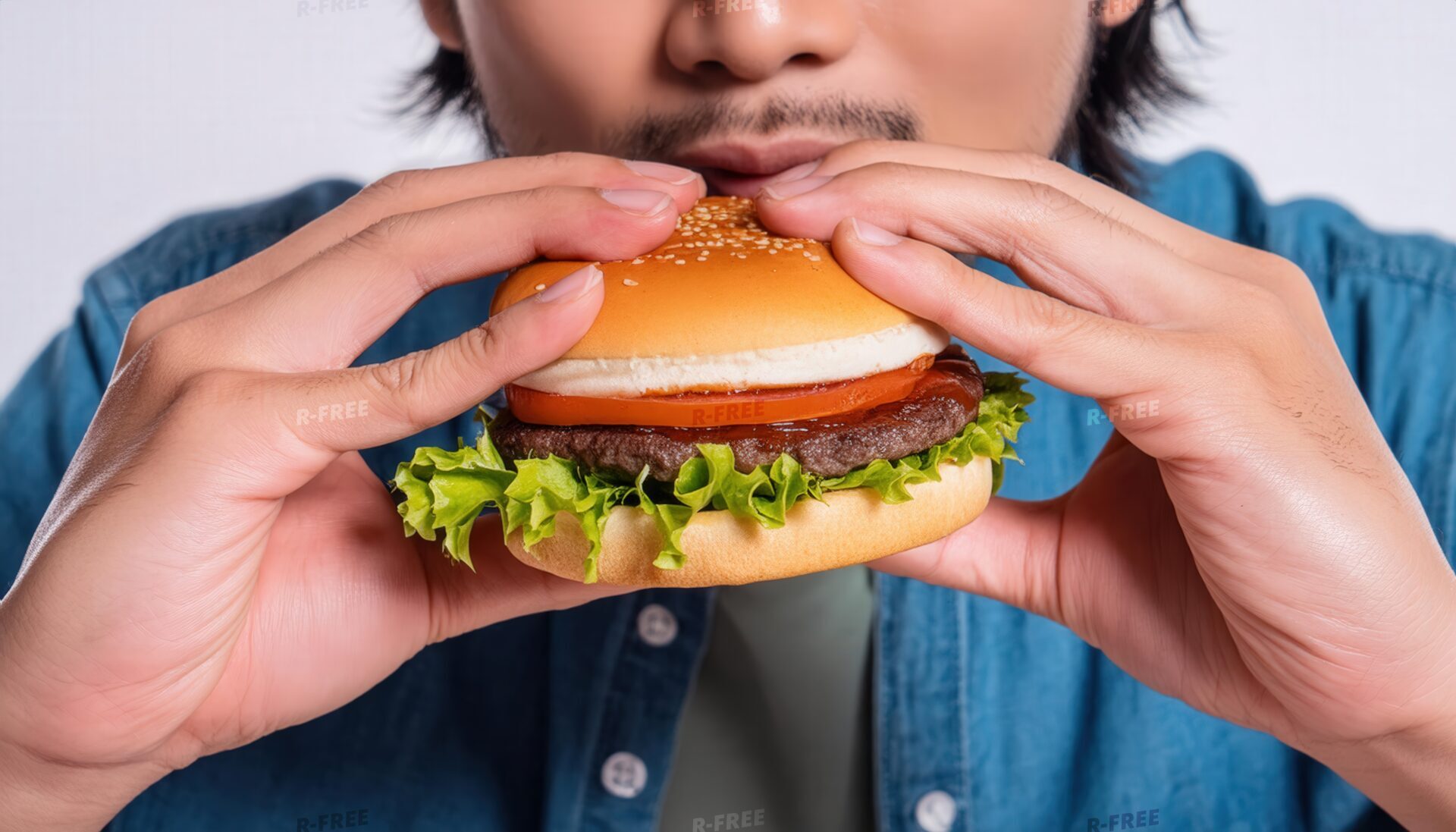 ハンバーガーを食べる男性