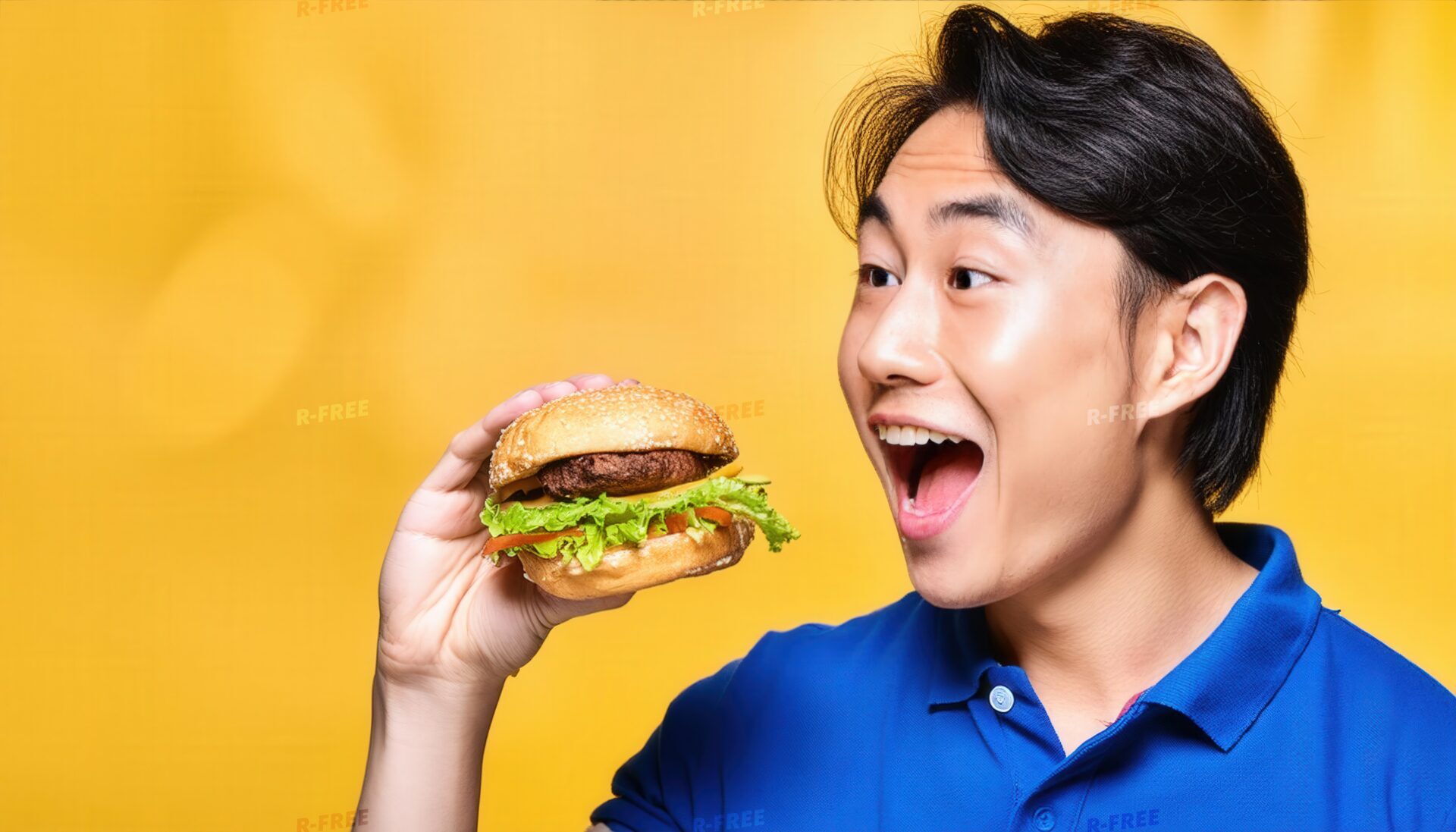 ハンバーガーを見つめる男性