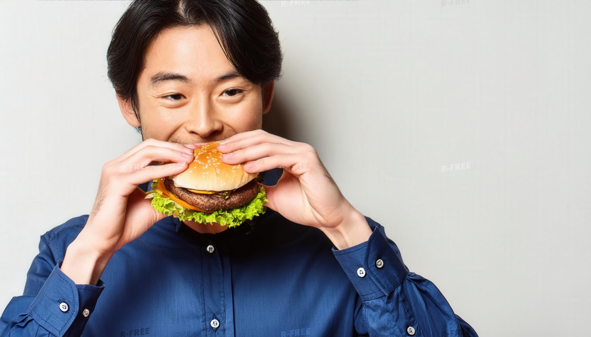 ハンバーガーを持つ男性