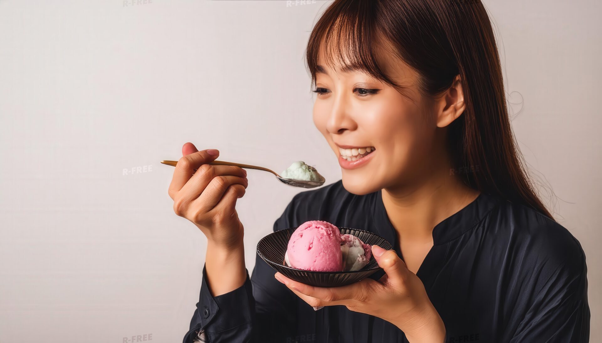 アイスクリームを食べる女性（黒シャツ）