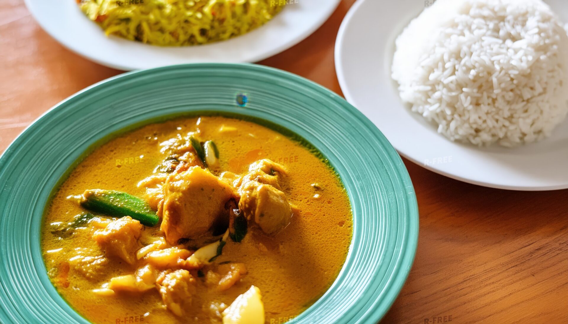 緑の器に盛り付けた鶏肉野菜カレーとカレーライス