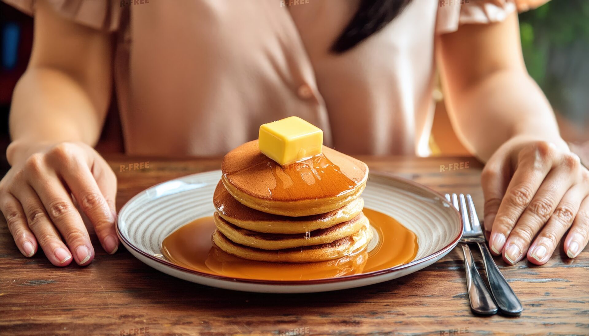 パンケーキを前にした女性
