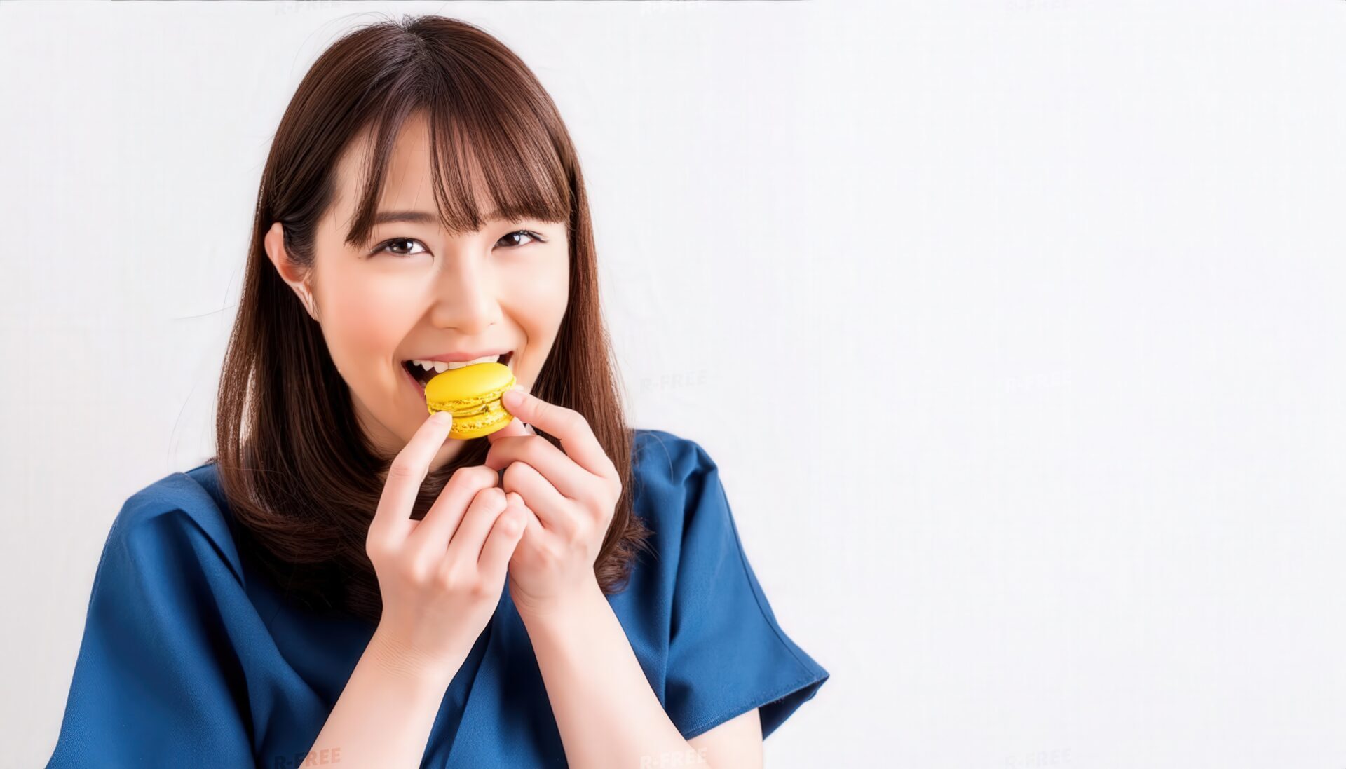 マカロンをかじる女性