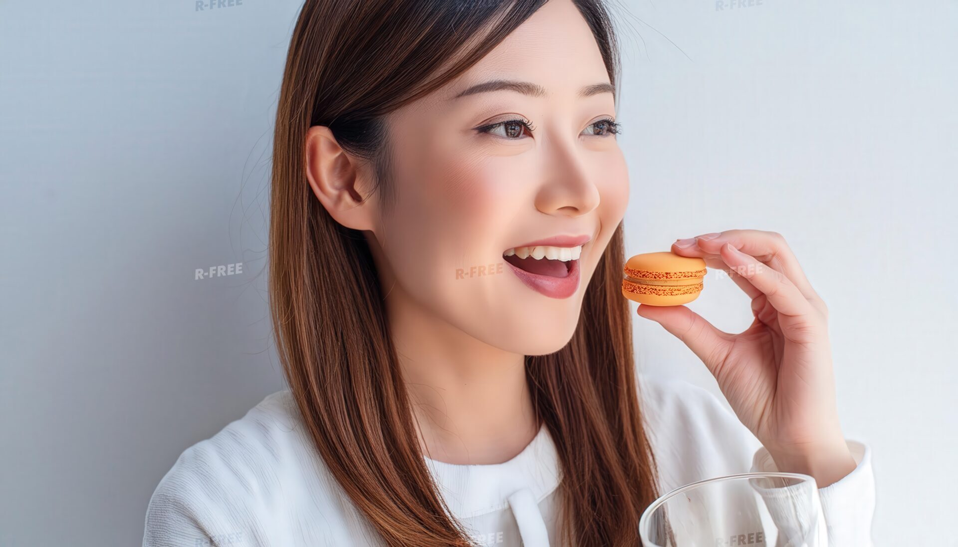 マカロンと女性のポートレート