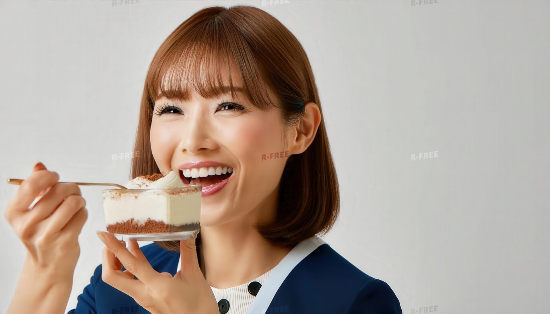 ティラミスを楽しむビジネス女性