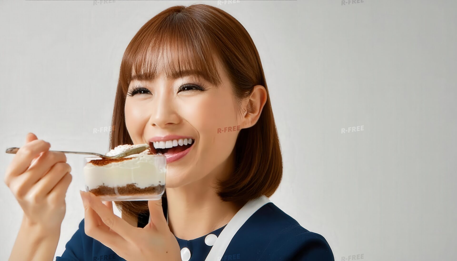 ティラミスを食べる笑顔のビジネス女性