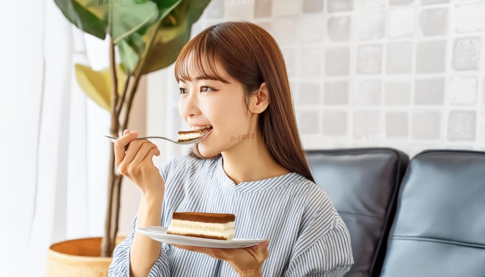 ティラミスを食べる女性と観葉植物