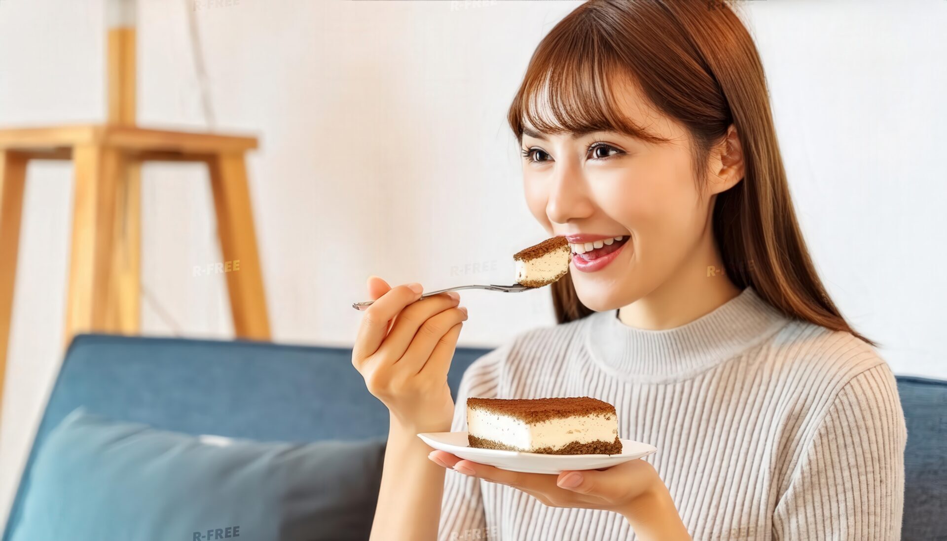 ティラミスを食べるリラックスした女性
