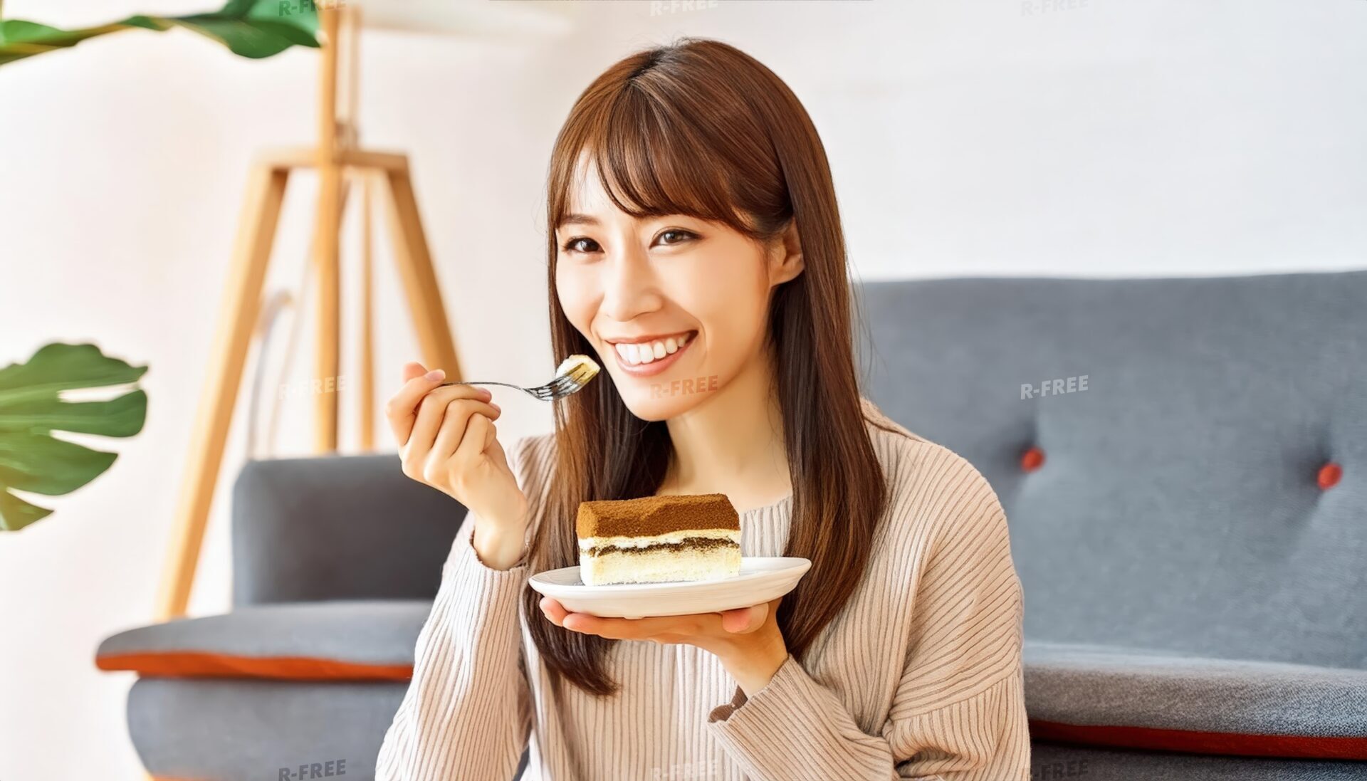 ティラミスを食べる女性の笑顔