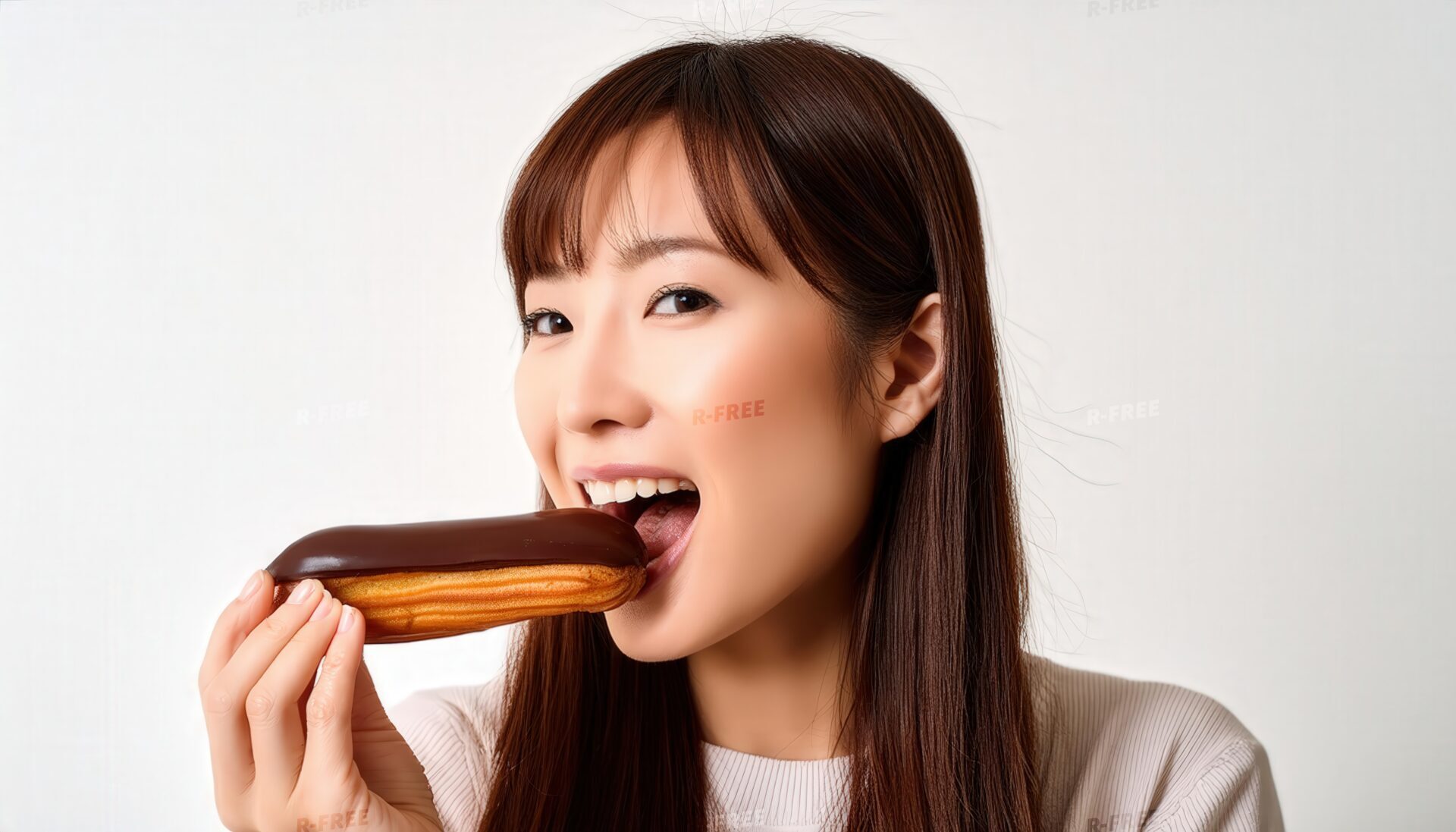 エクレアを食べる女性3