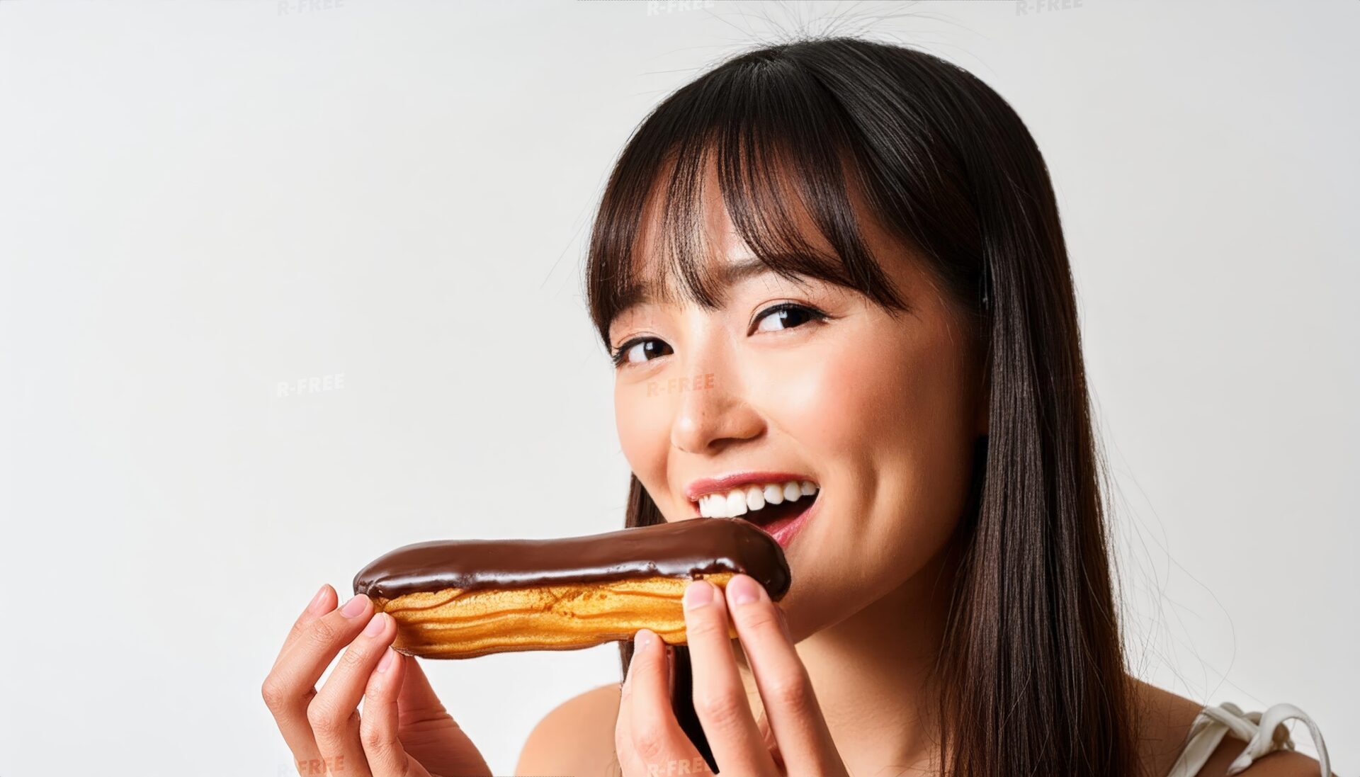 エクレアを食べる女性4
