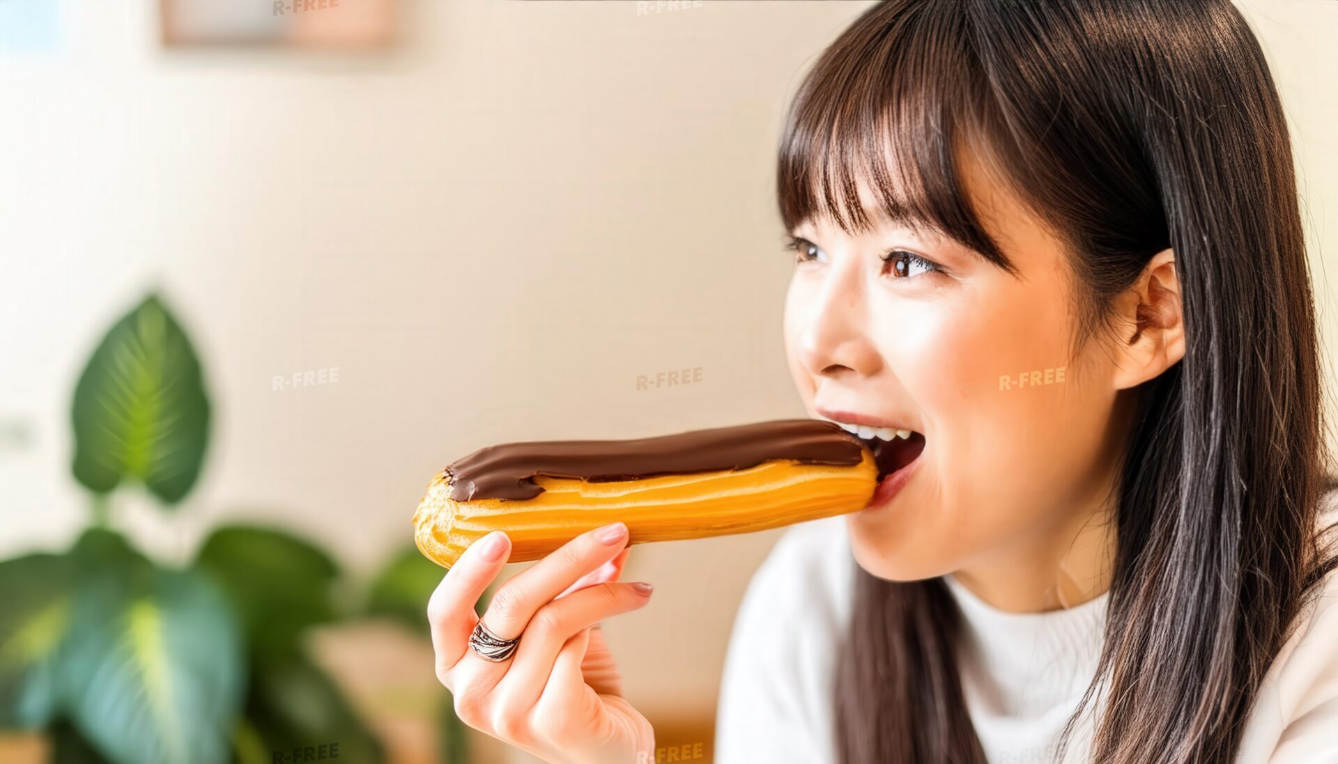 エクレアを食べる女性6