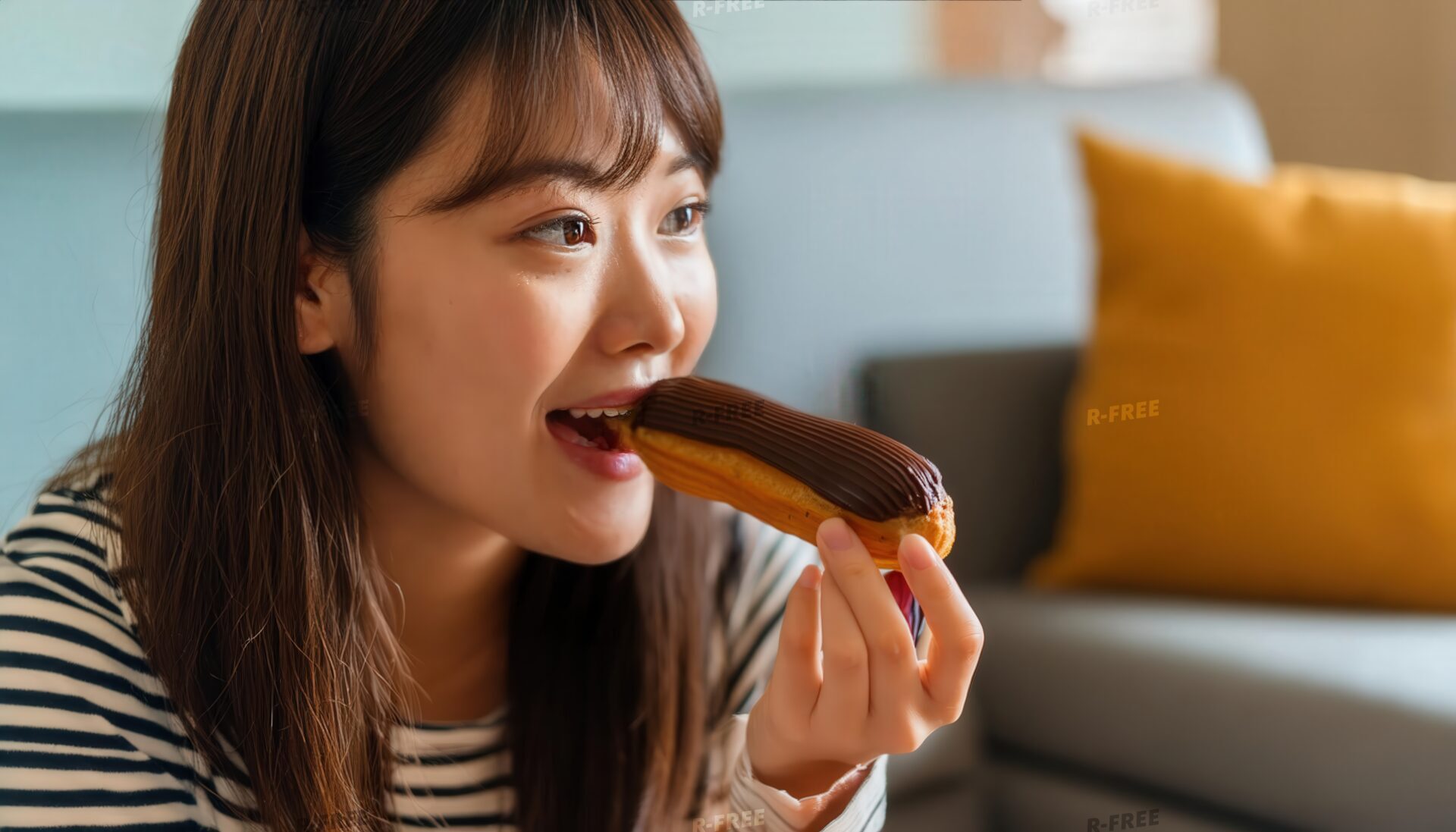 エクレアを食べる女性7