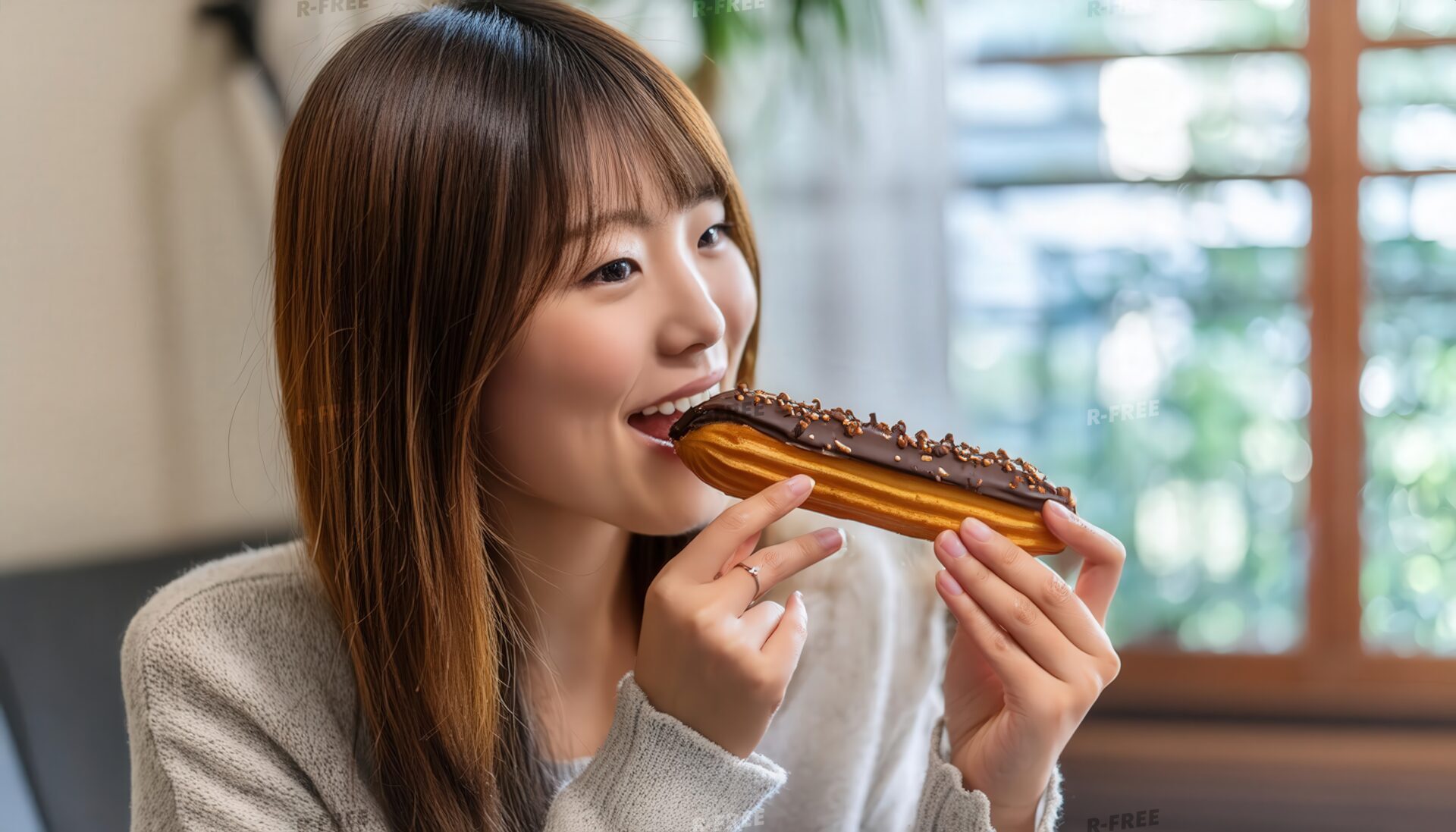 エクレアを食べる女性8