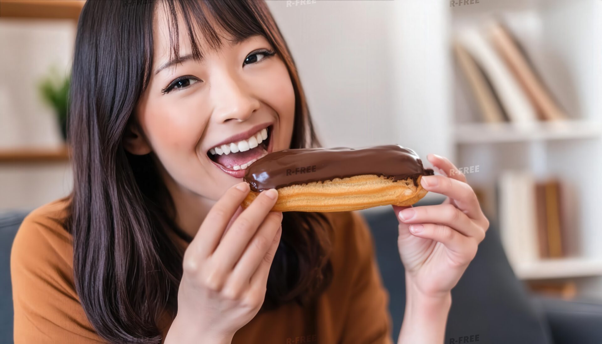 エクレアを食べる女性9
