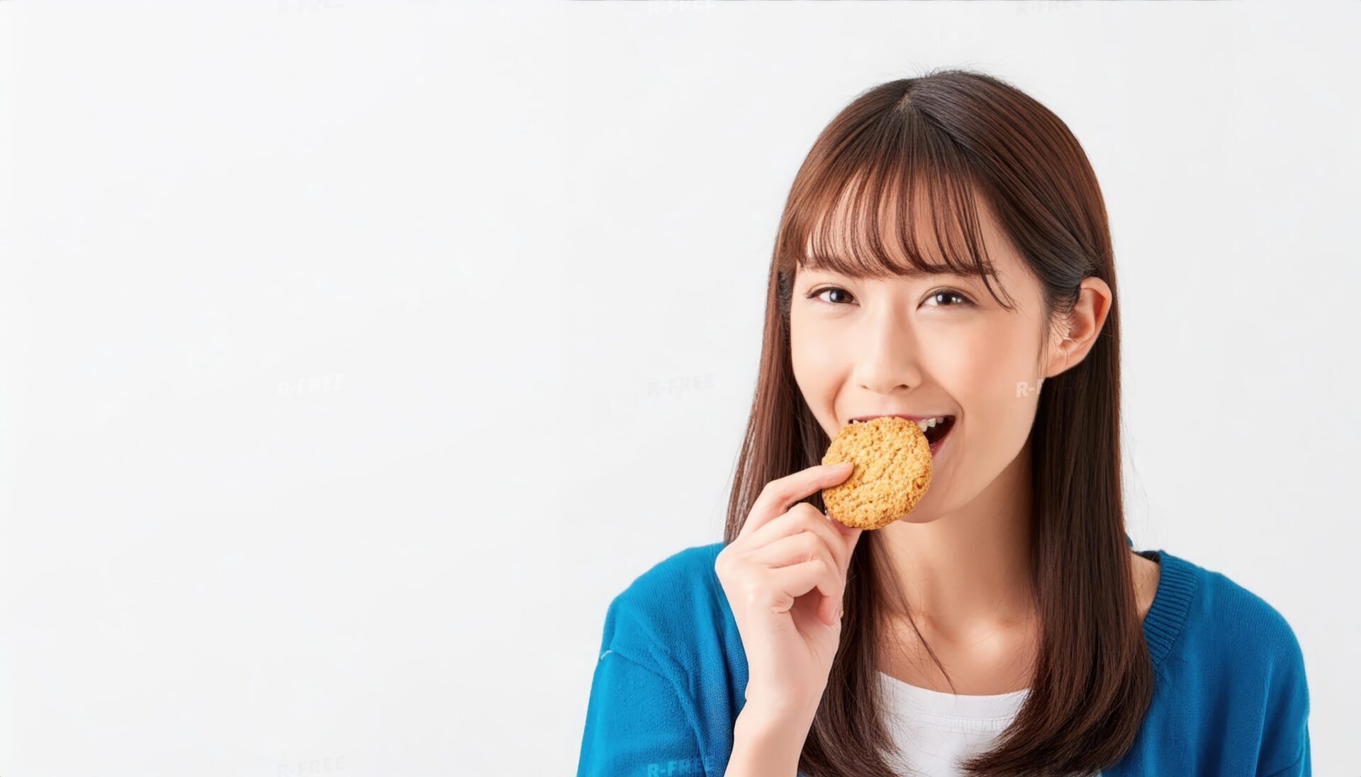 クッキーを食べる女性4