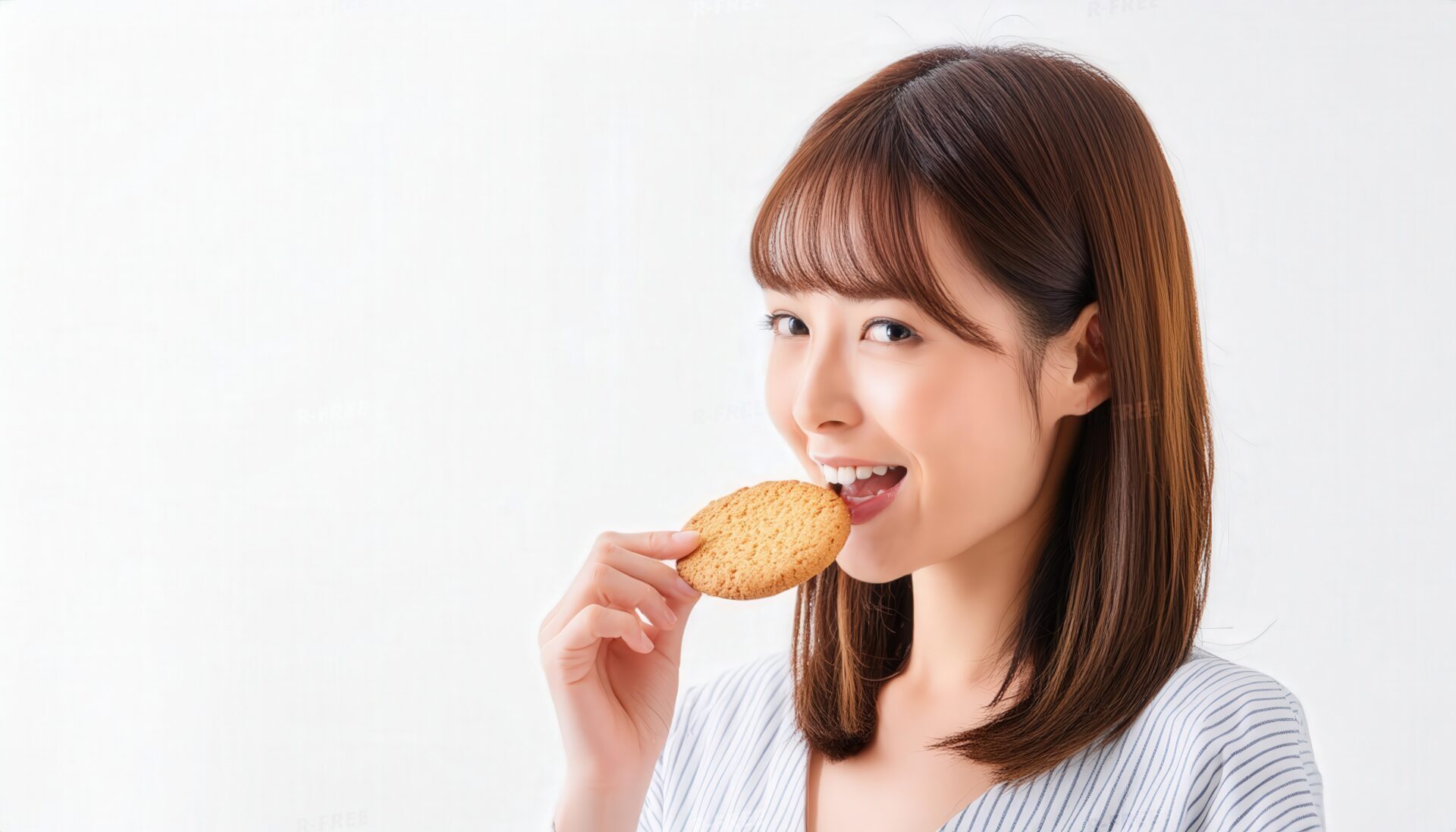 クッキーを食べる女性6