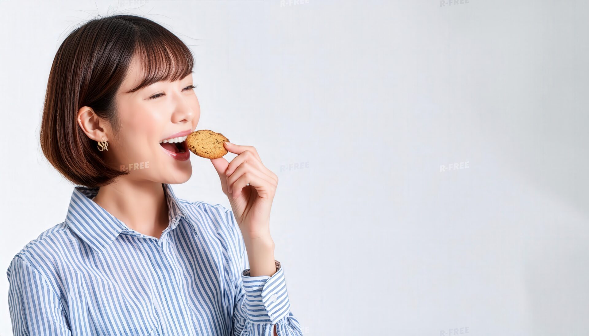 クッキーを食べる女性7