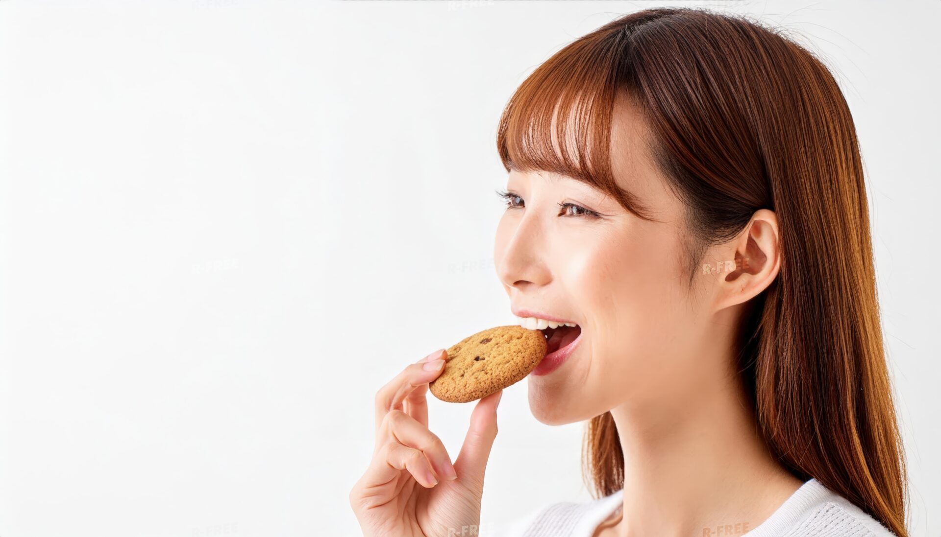 クッキーを食べる女性8