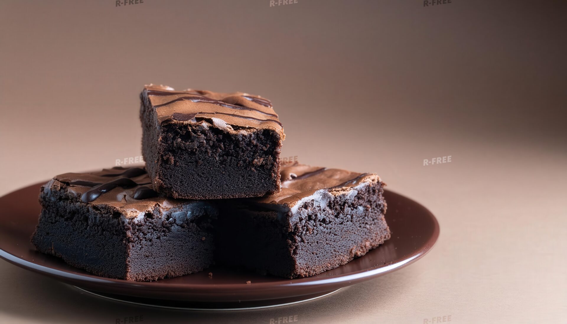 チョコソースをかけた三段積みのチョコレートブラウニー