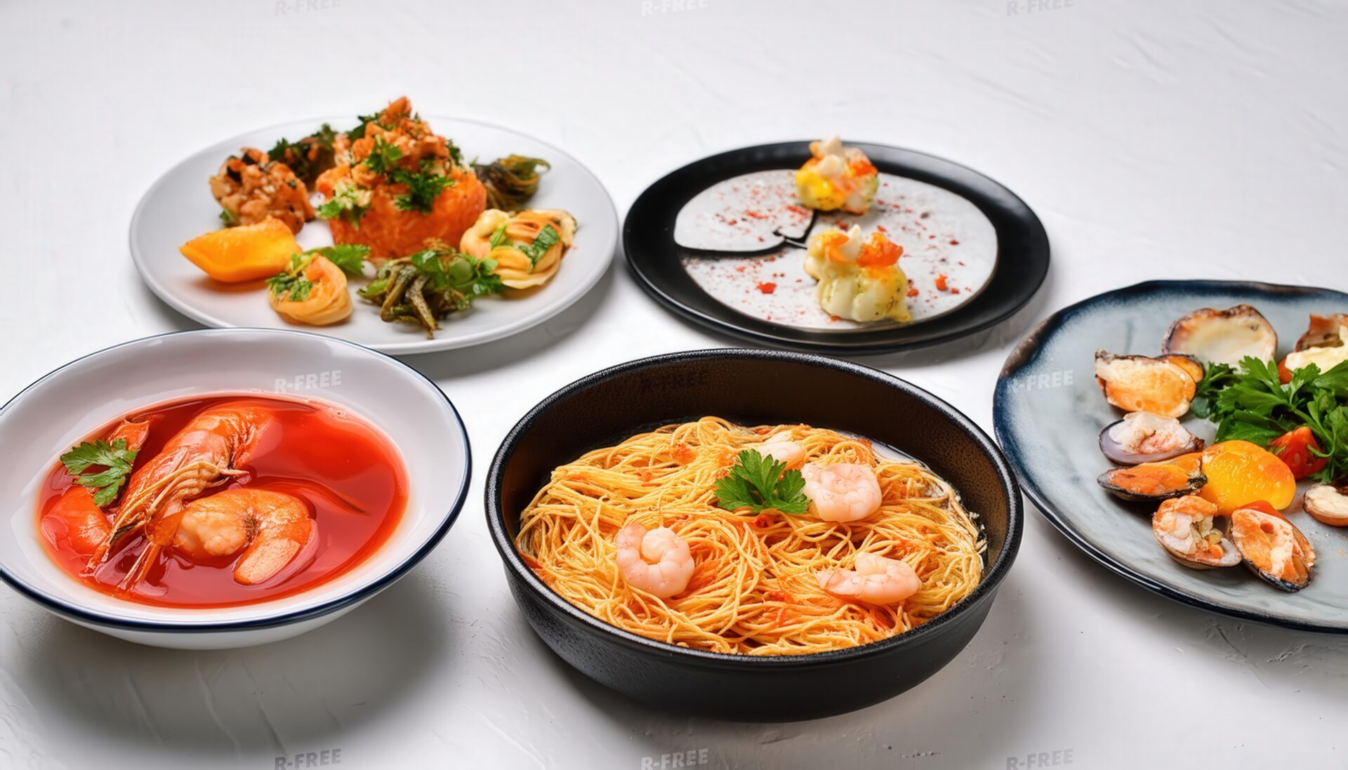 海鮮料理の盛り合わせと鮮やかなハーブ料理