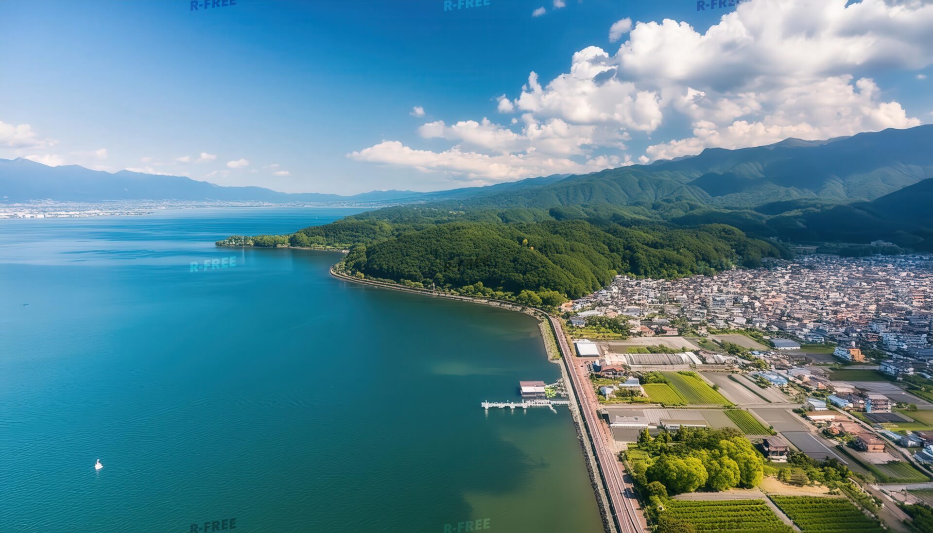 湖と町並みの空撮