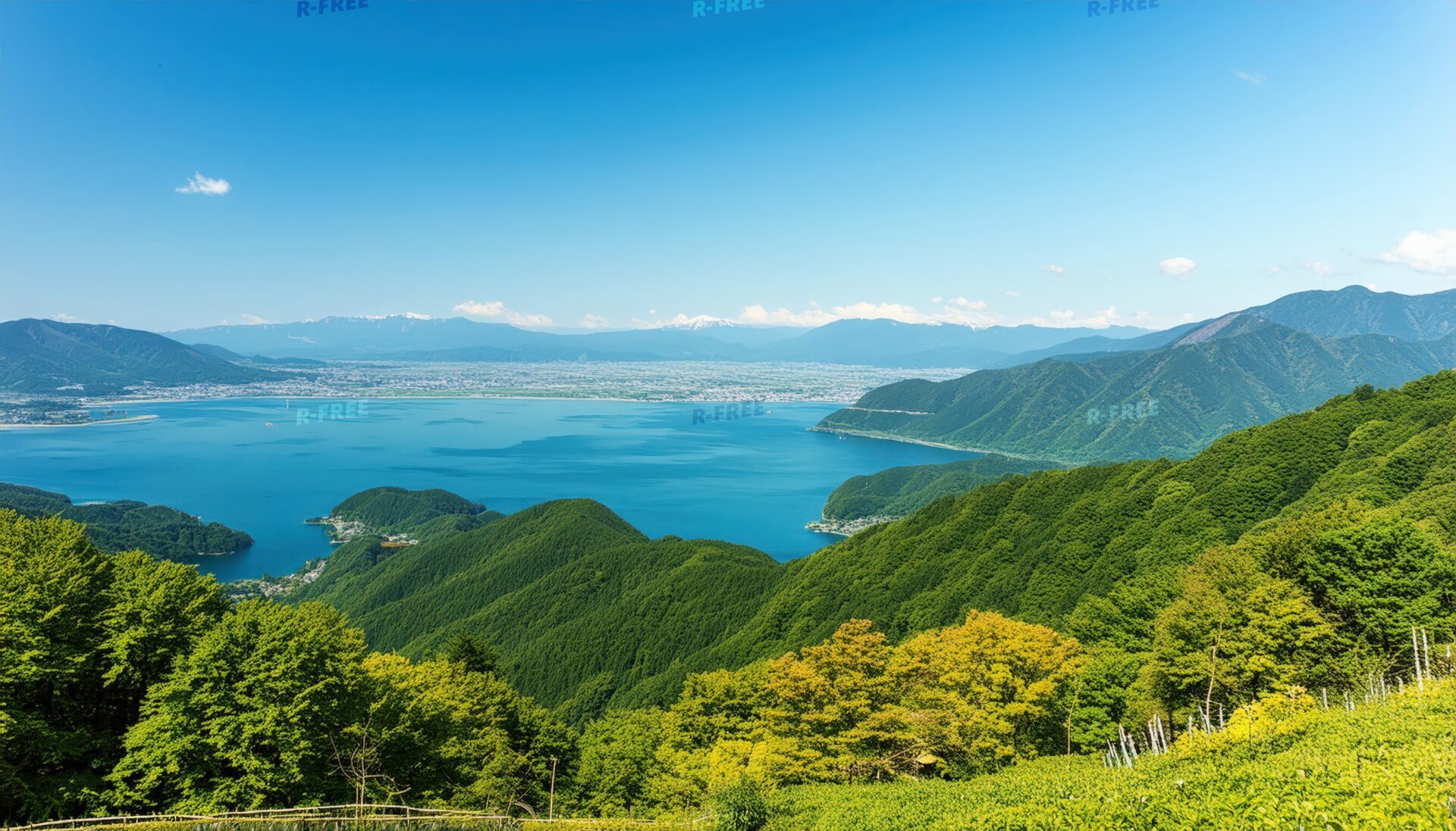 山から望む湖