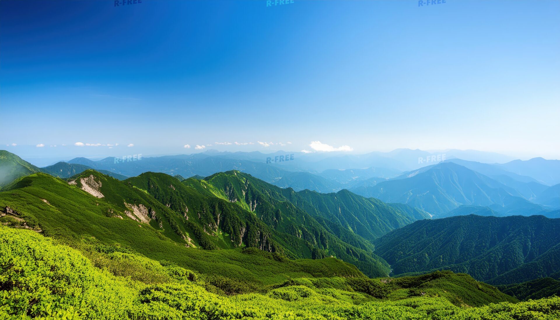 夏の山並みと青空