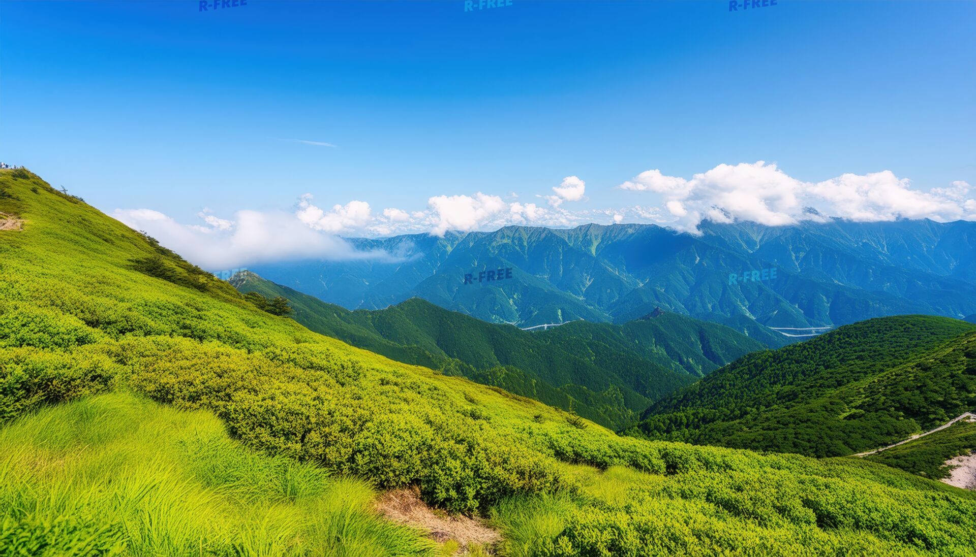 緑の山岳風景と雲