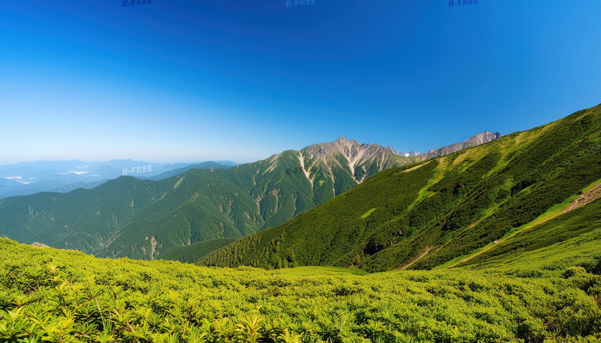 山岳地帯の青空